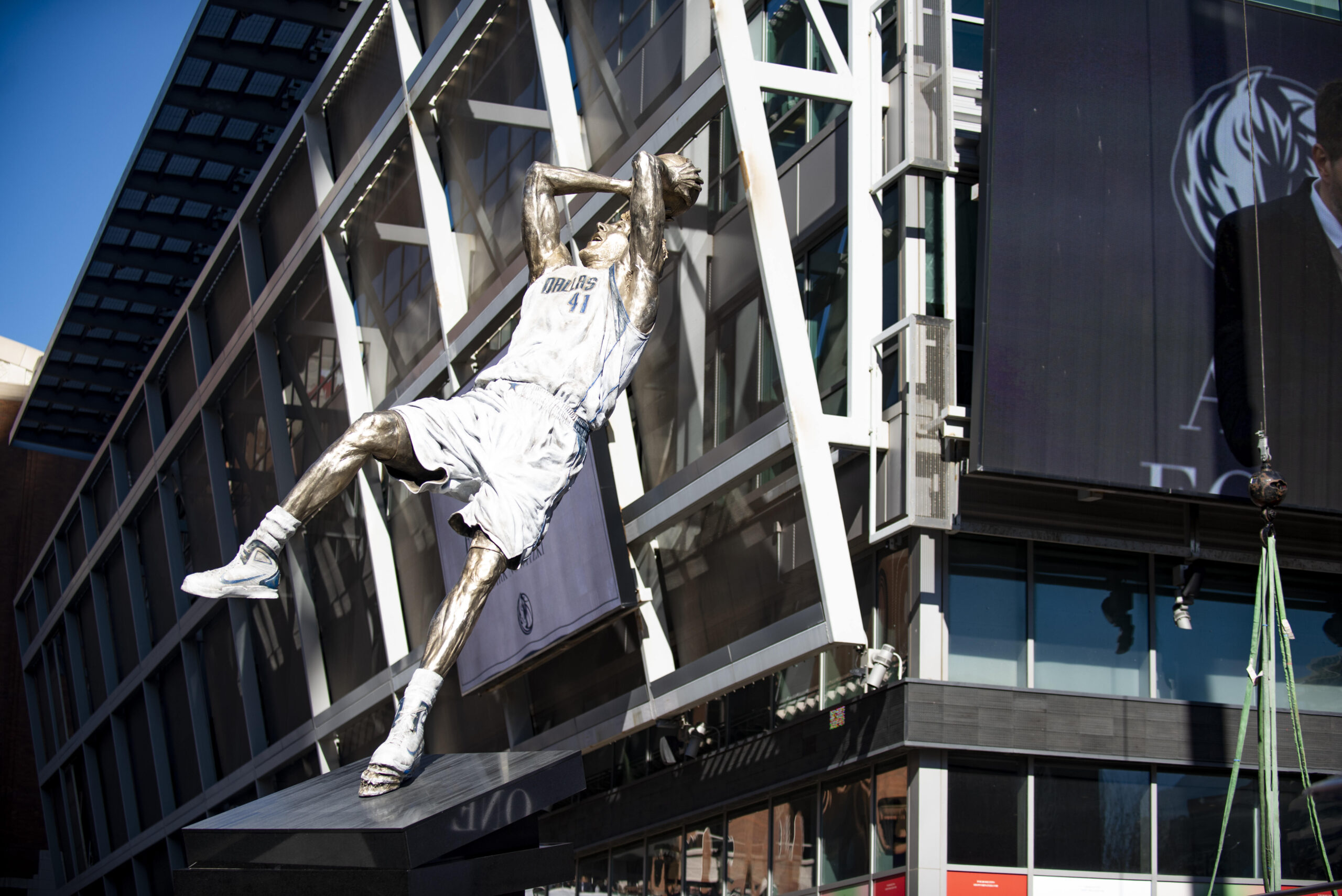 Dirk Statue